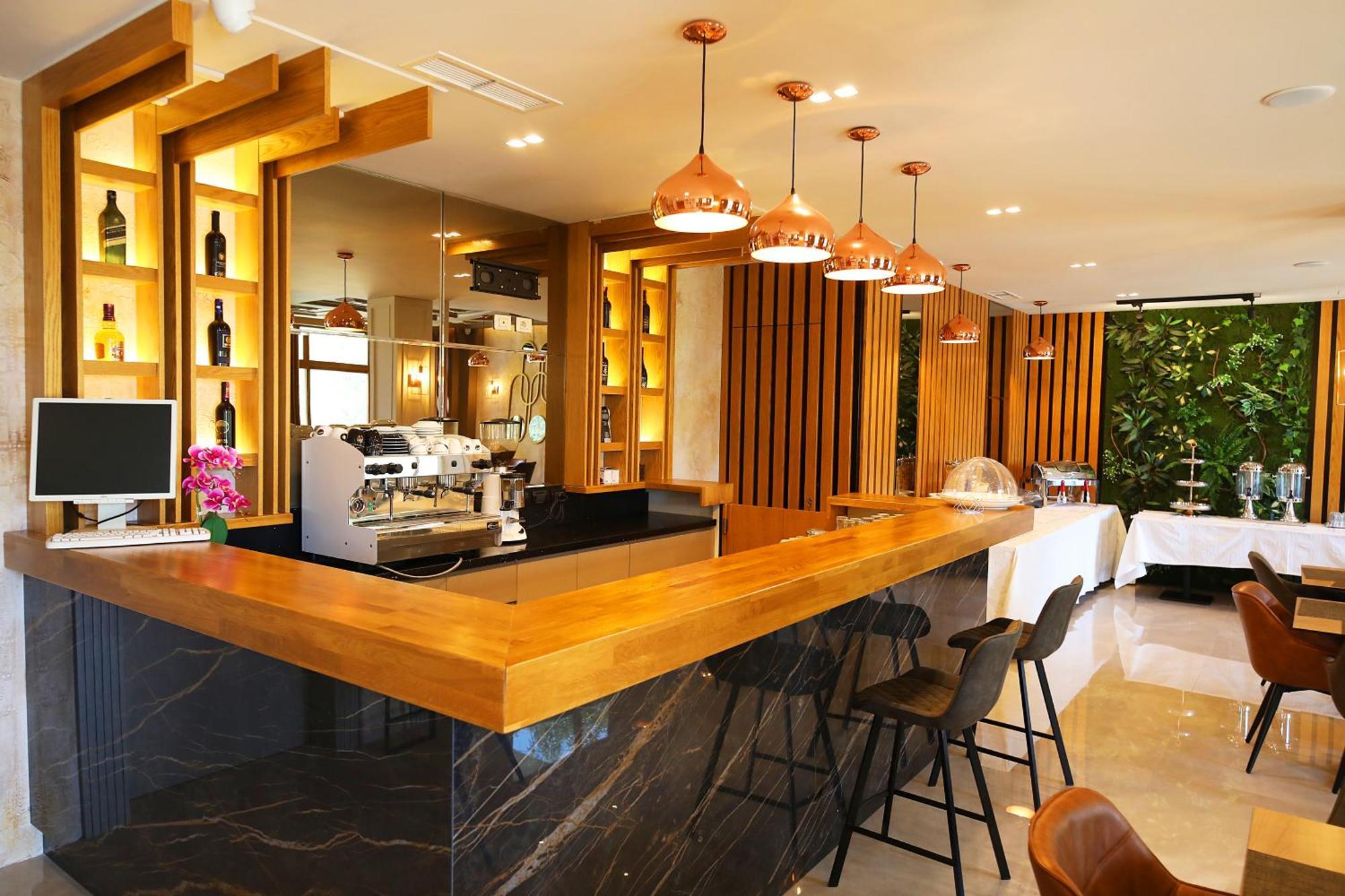 Hotel Erjuma 3*